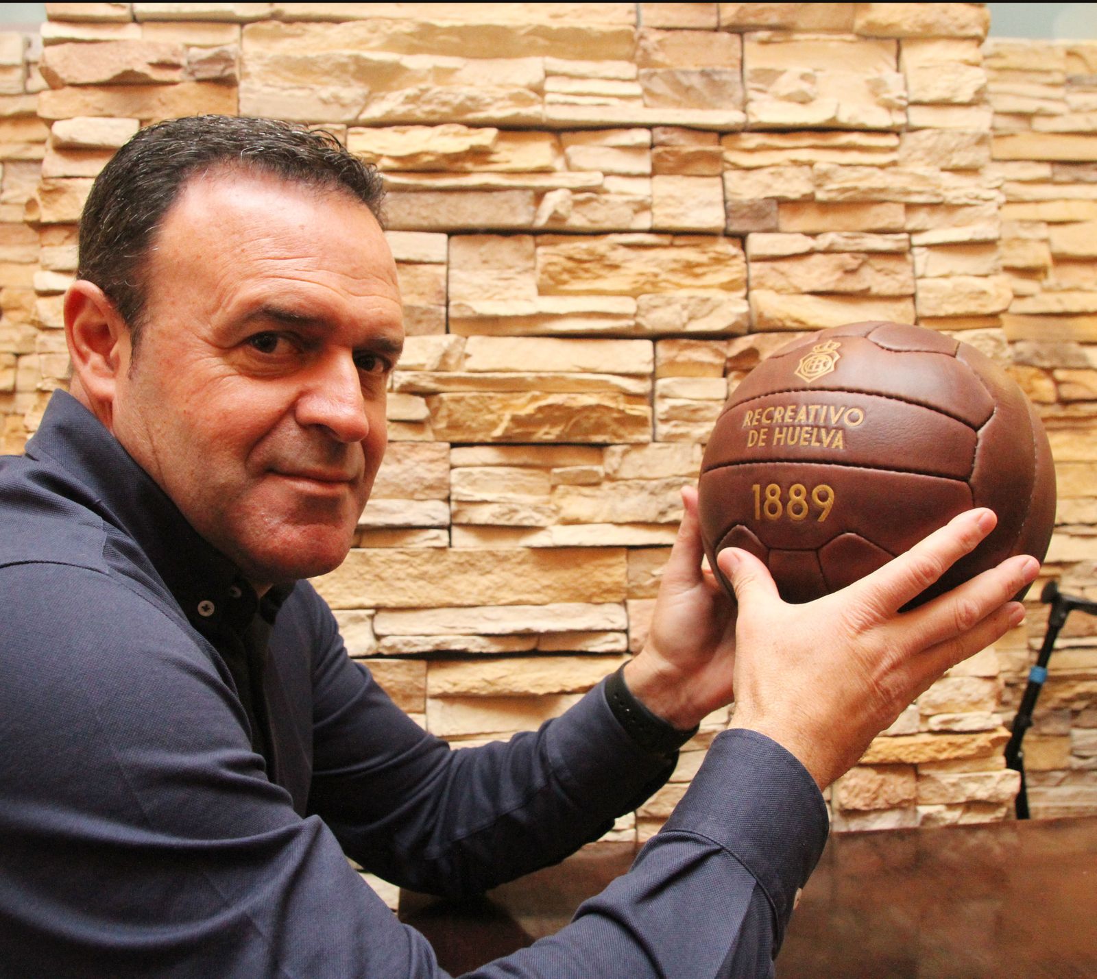 Salmerón posa con una réplica de un balón antiguo del Decano.