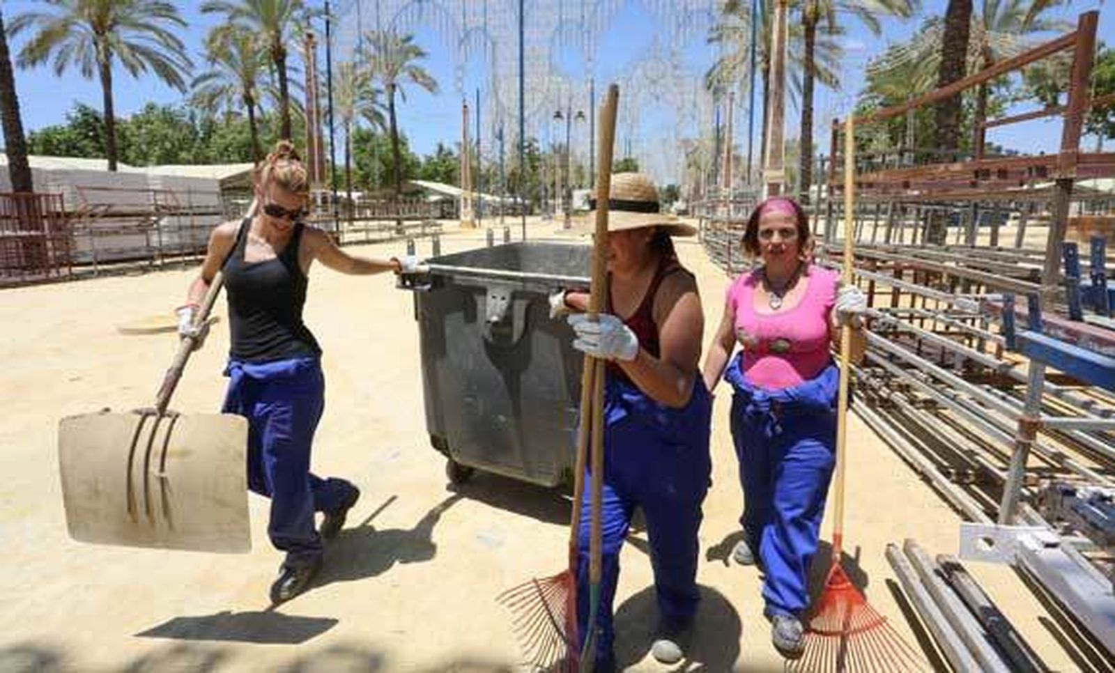 Tres mujeres trabajan en los servicios de limpieza de la pasada Feria del Caballo. /Pascual