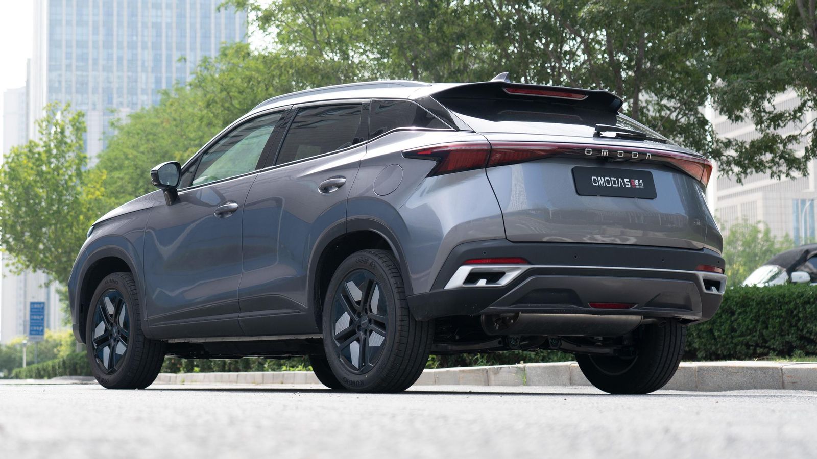 El Omoda 5, con la aparición del sistema de propulsión híbrido, ya incorpora tres tecnologías distintas y, consecuentemente, también las tres etiquetas que concede la DGT a los coches nuevos: C, Cero y Eco.