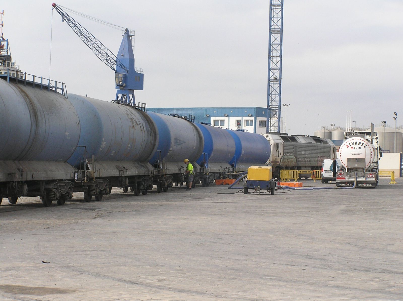 Carga de aceite en vagones realizada ayer por camiones cisterna en el muelle 4.