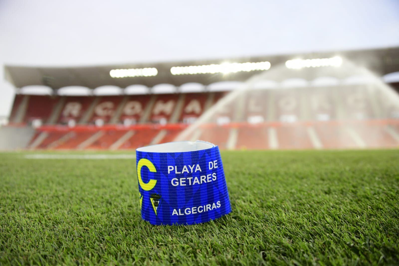 El brazalete de capitán del Cádiz, con el nombre de la playa de Getares.