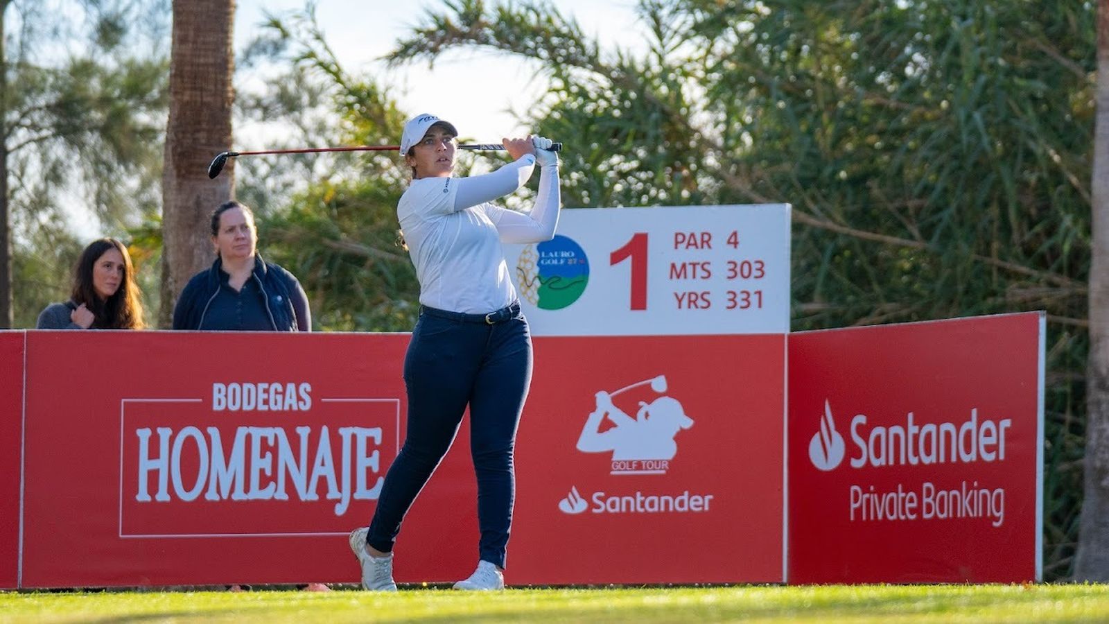 La guadiareña María Parra sigue con la mirada la trayectoria de la bola