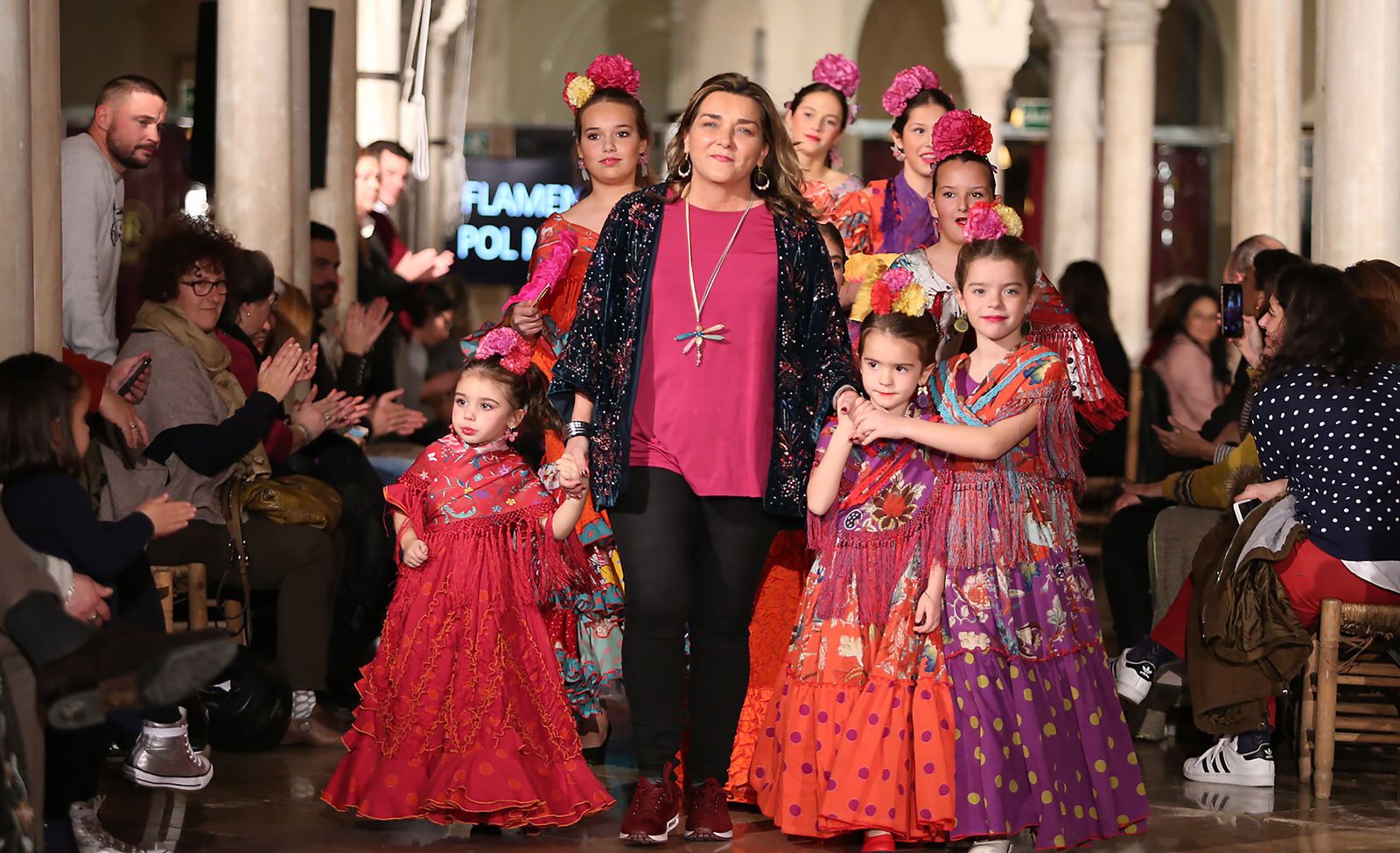 La diseñadora Delia Núñez, en el final del desfile coral de las marcas Carmen Acedo, Rocío Peralta y Nueve 9.