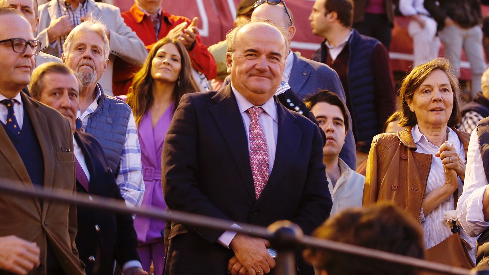 Santiago Domecq en el tendido de la plaza de la Maestranza.
