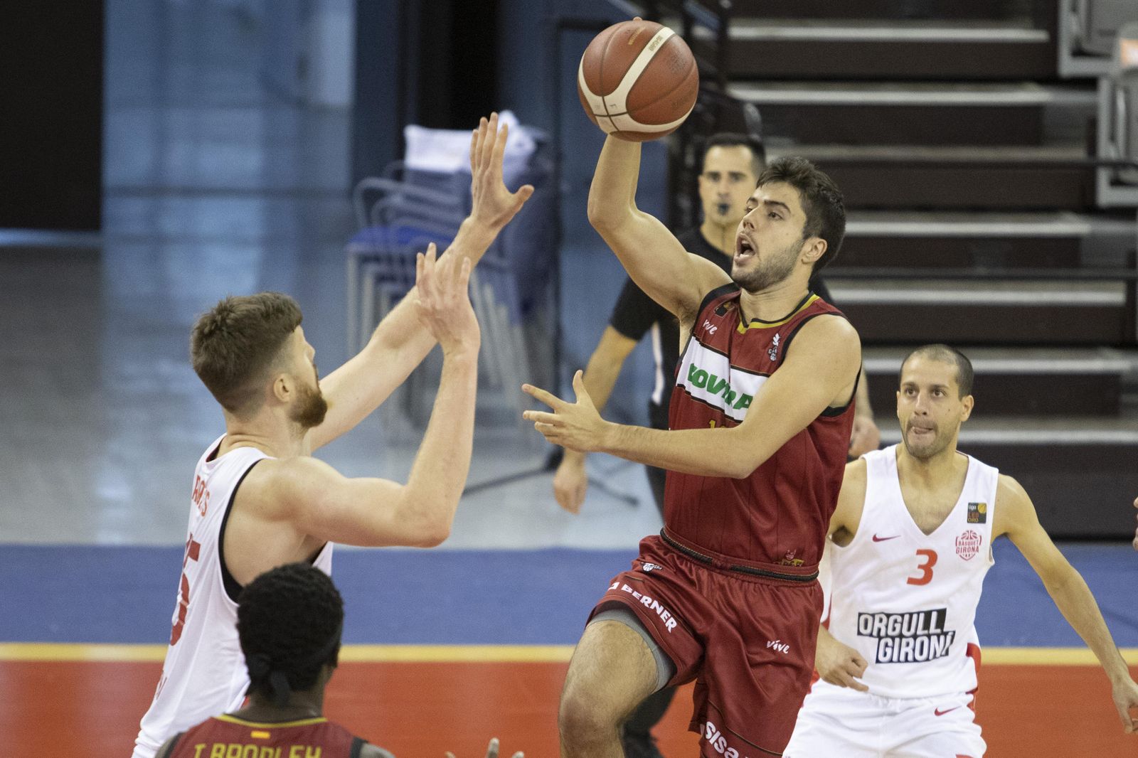 Germán intenta lanzar con la derecha en una de sus penetraciones.