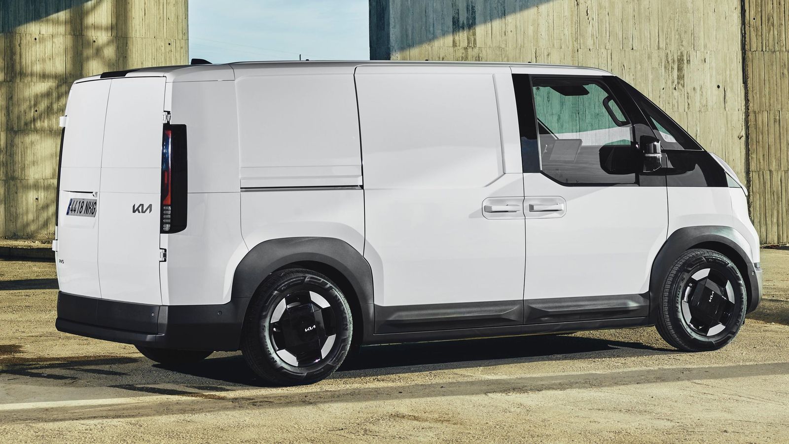 La Cargo cuenta con una puerta lateral de serie y dos traseras que pueden adoptar un ángulo de 180º una vez abiertas.