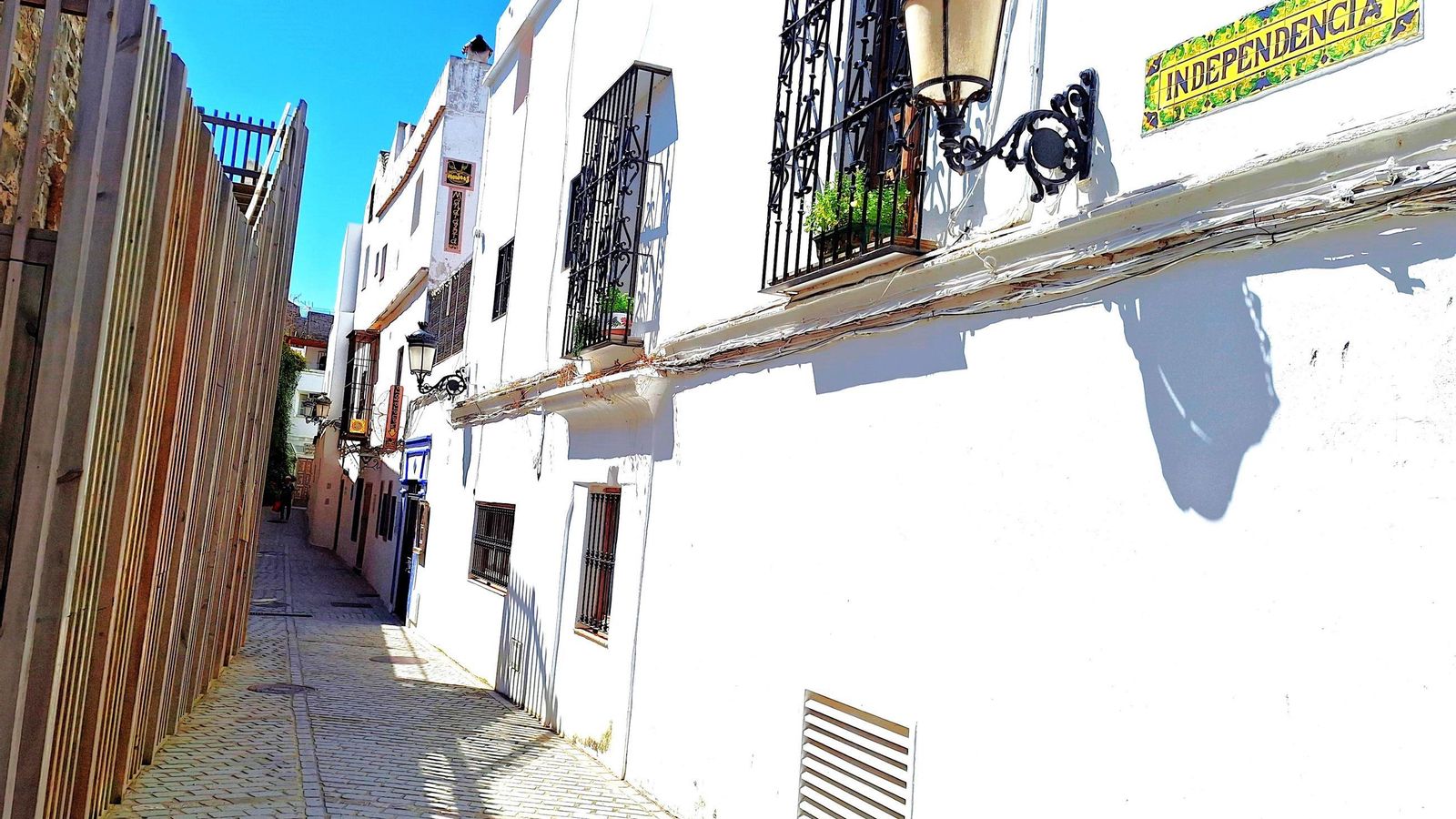 La calle Independencia, junto al lienzo de muralla reconstruida tras el asedio de las tropas napoleónicas.