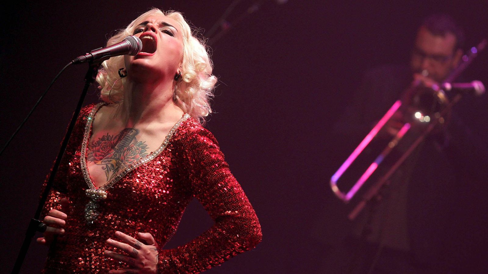 Vinila Von Bismark, en un concierto con The Lucky Dados. Vinila Von Bismark, en un concierto con The Lucky Dados.