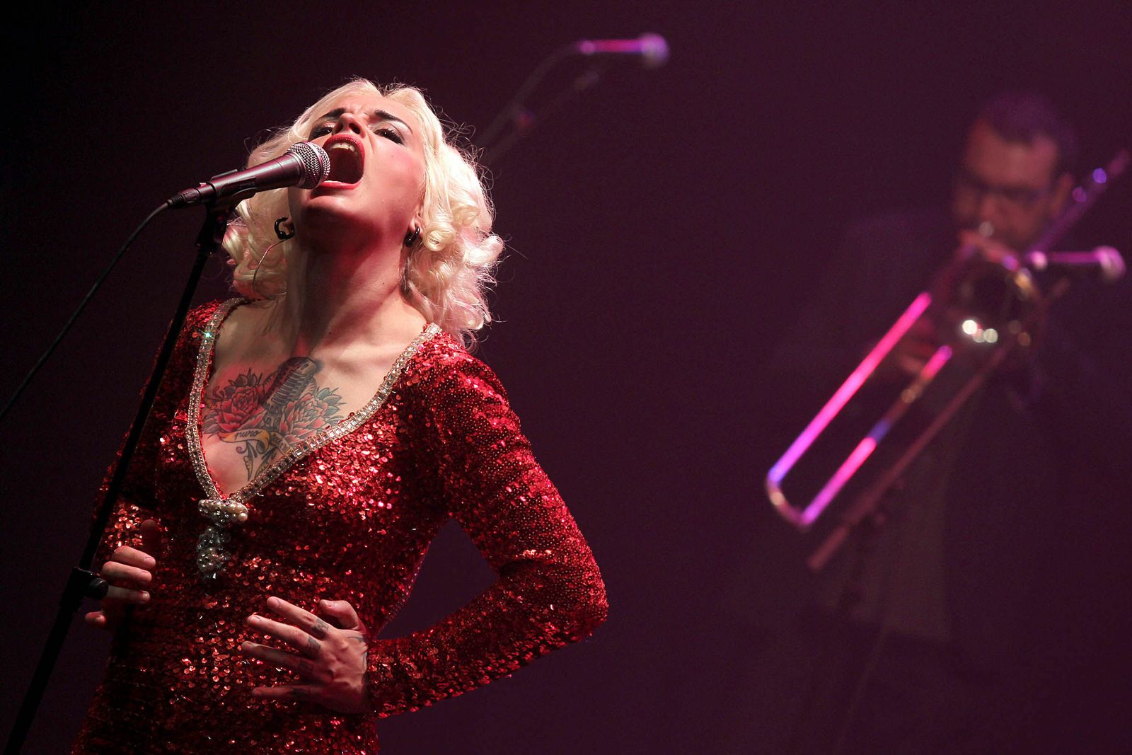 Vinila Von Bismark, en un concierto con The Lucky Dados.