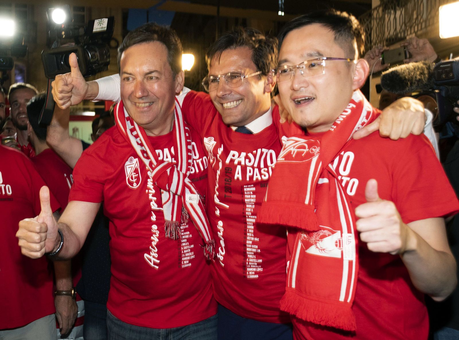 Monterrubio celebra el ascenso a Primera junto a Paco Cuenca y Jiang Lizhang