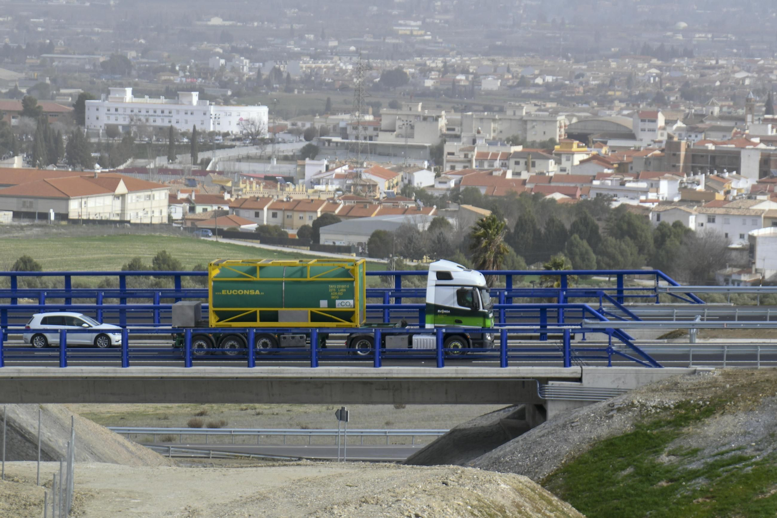 Imagen de la Segunda Circunvalación de Granada con la localidad de Las Gabias al fondo