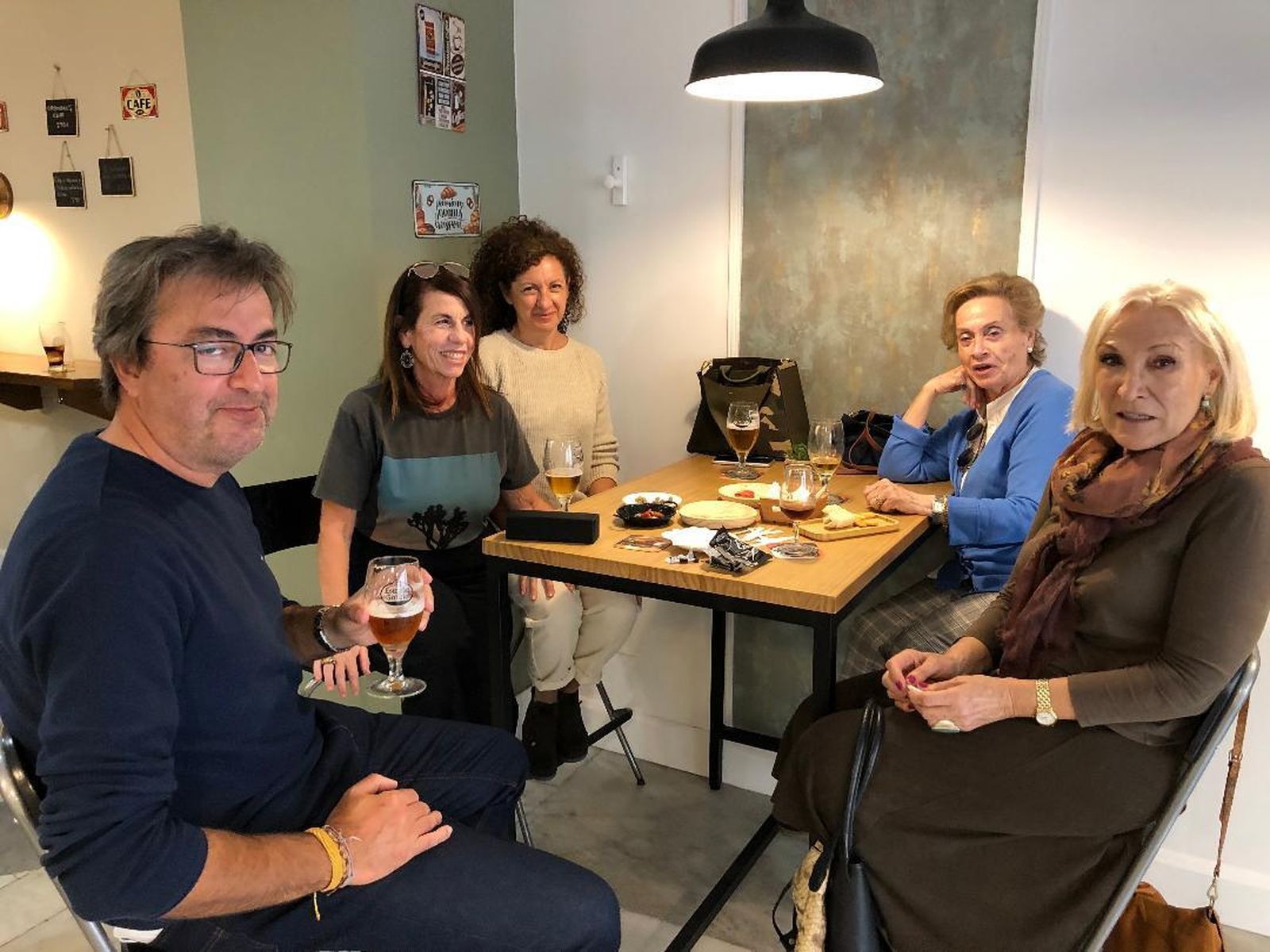 Emilio Vilorio, Pilar Marín, Nuria Hernández, Pilar Ravina y Susi Cigüela, durante la inauguración del nuevo local.