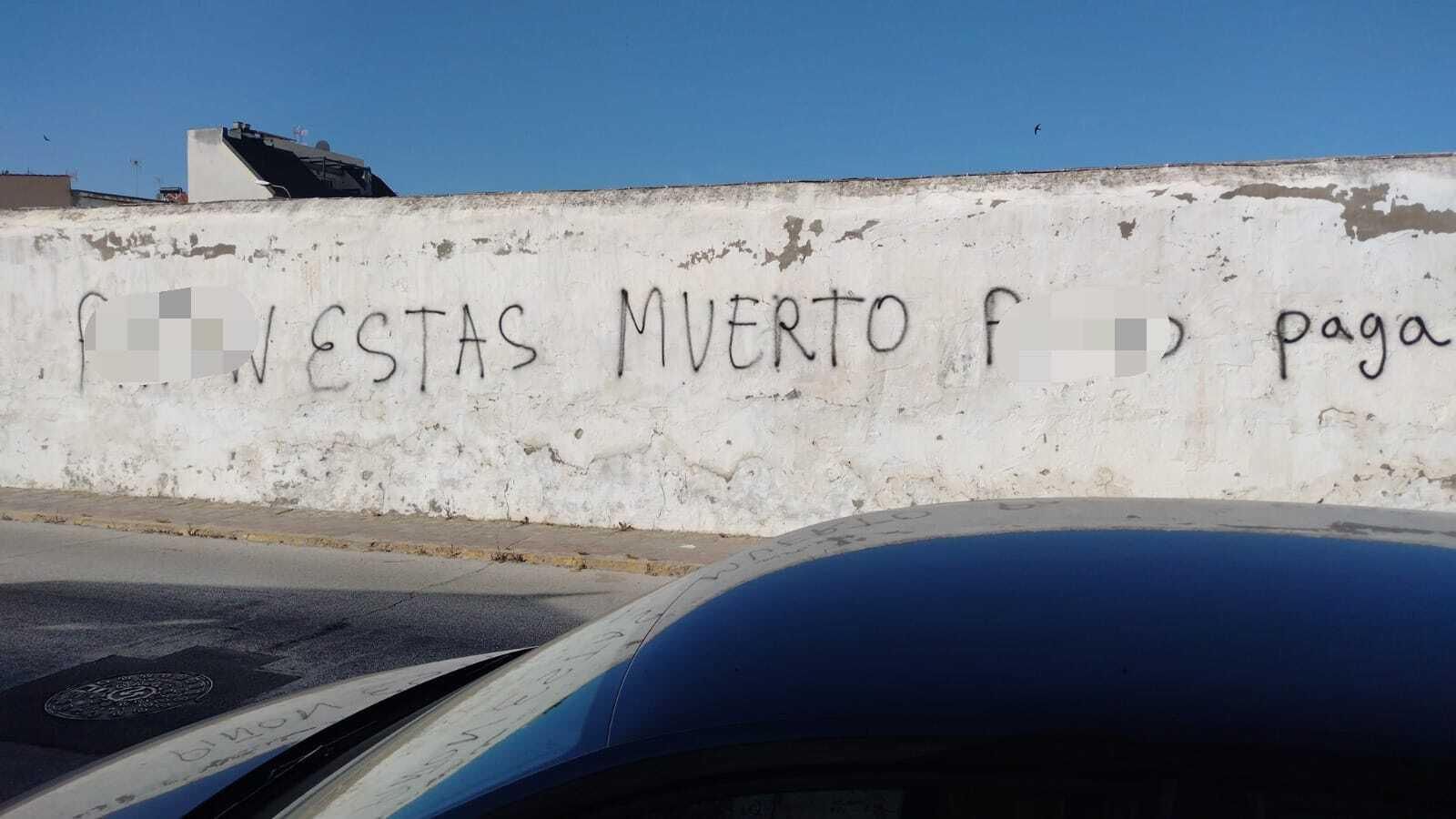 Una de las pintadas amenazantes efectuadas por el detenido.