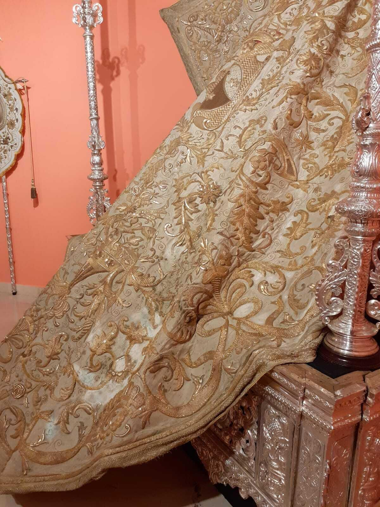 Así es la exposición de bordados de la Cofradía del Carmen