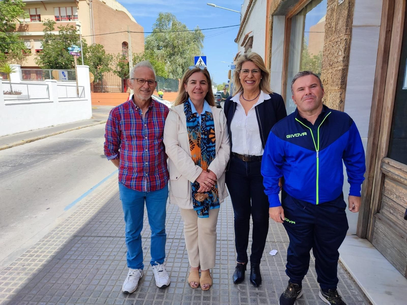 La delegada municipal de Obras, Mª Ángeles Martínez Rico, en rueda de prensa junto a Mª Carmen Macías y representantes vecinales.