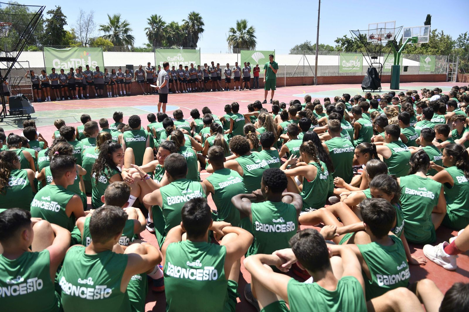 La visita de Carlos Suárez al Campus Unicaja, en fotos
