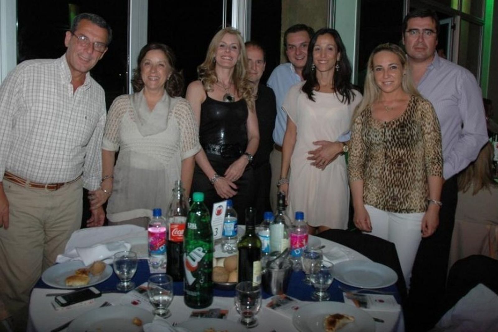 Carla Coppari (tercera por la izquierda) junto a su marido Carlos Fernández, en una cena benéfica.