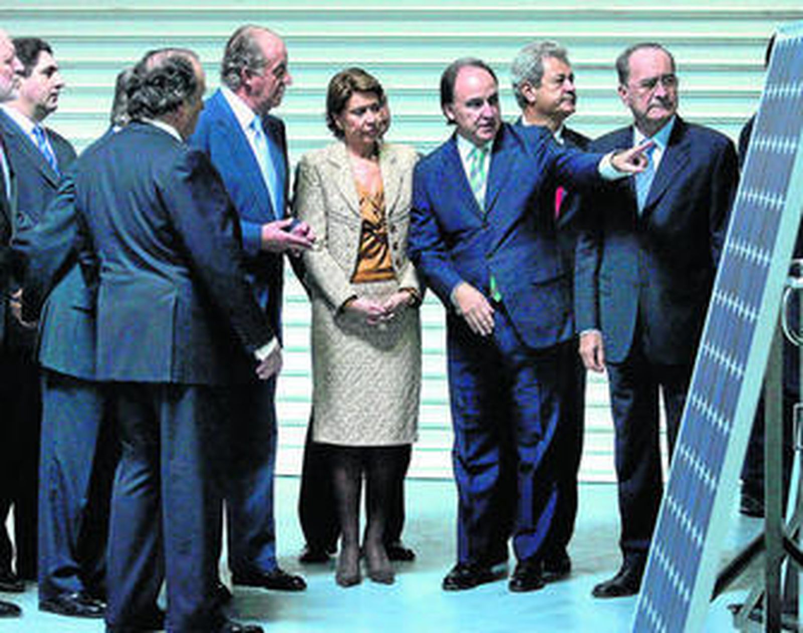 Un operario coloca unas células.