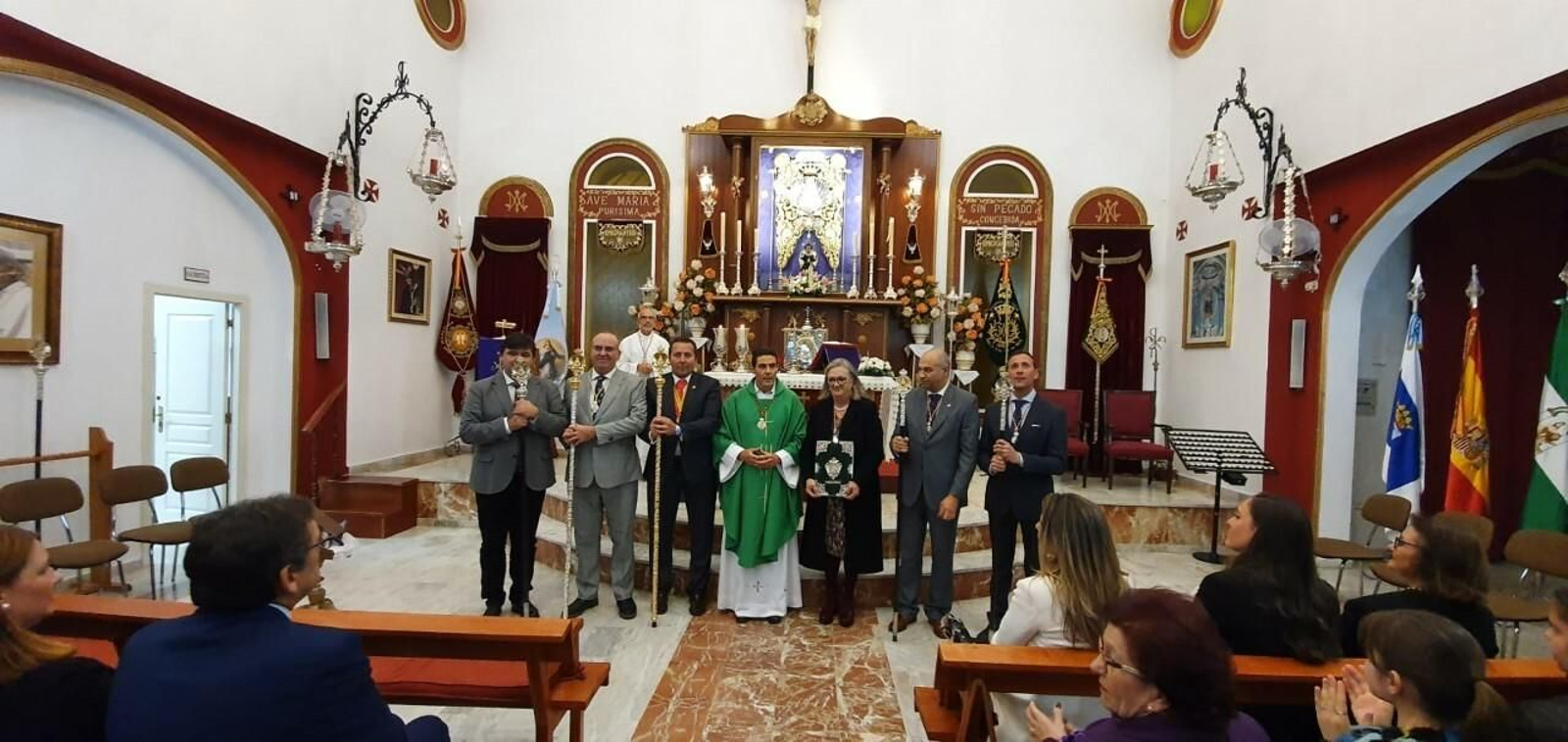Foto de familia tras el acto de la toma de posesión de los nuevos cargos de la Hermandad de Emigrantes Foto de familia tras el acto de la toma de posesión de los nuevos cargos de la Hermandad de Emigrantes