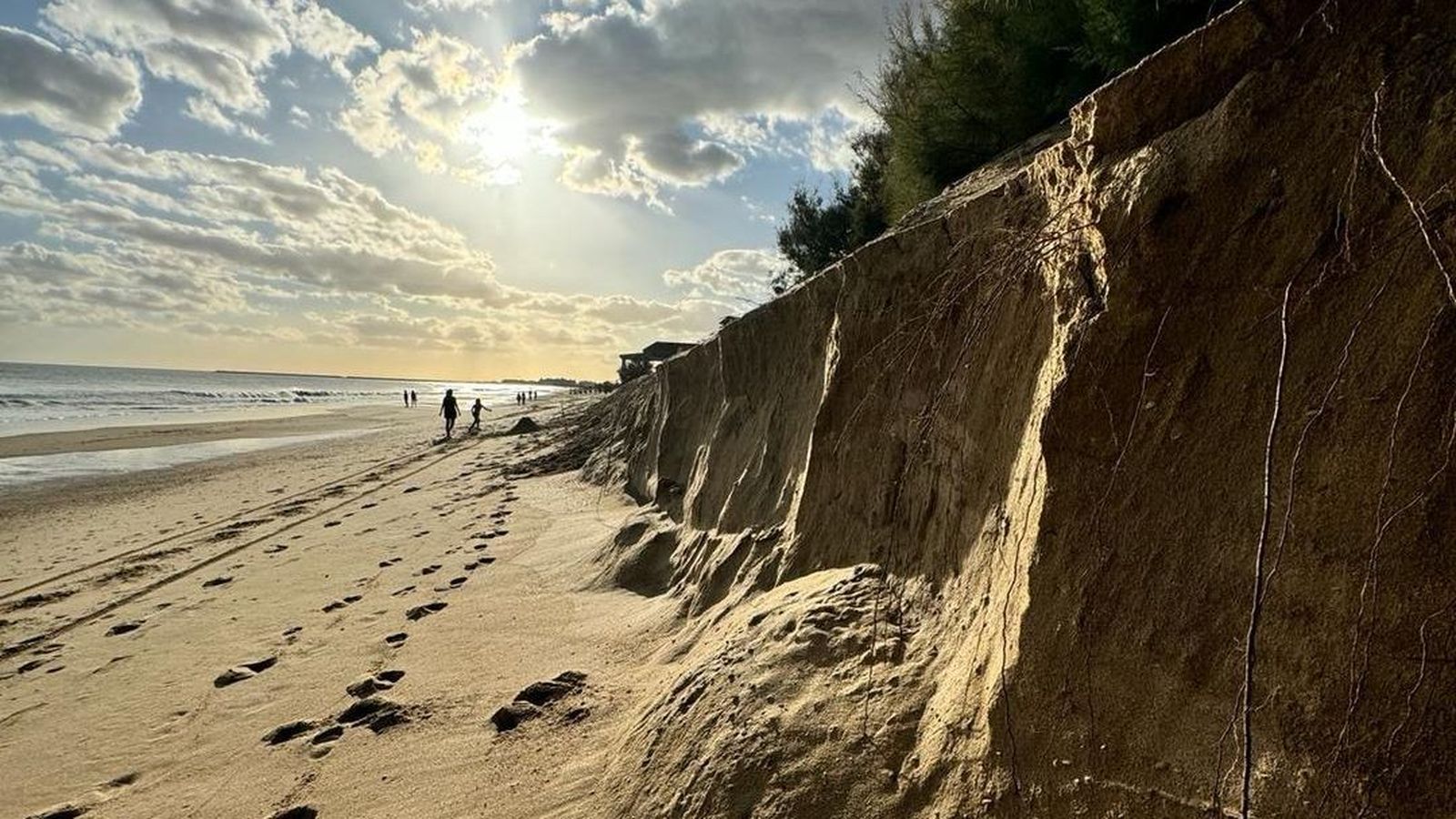 Escalón de arena formado en las playas isleñas tras la entrada del agua.