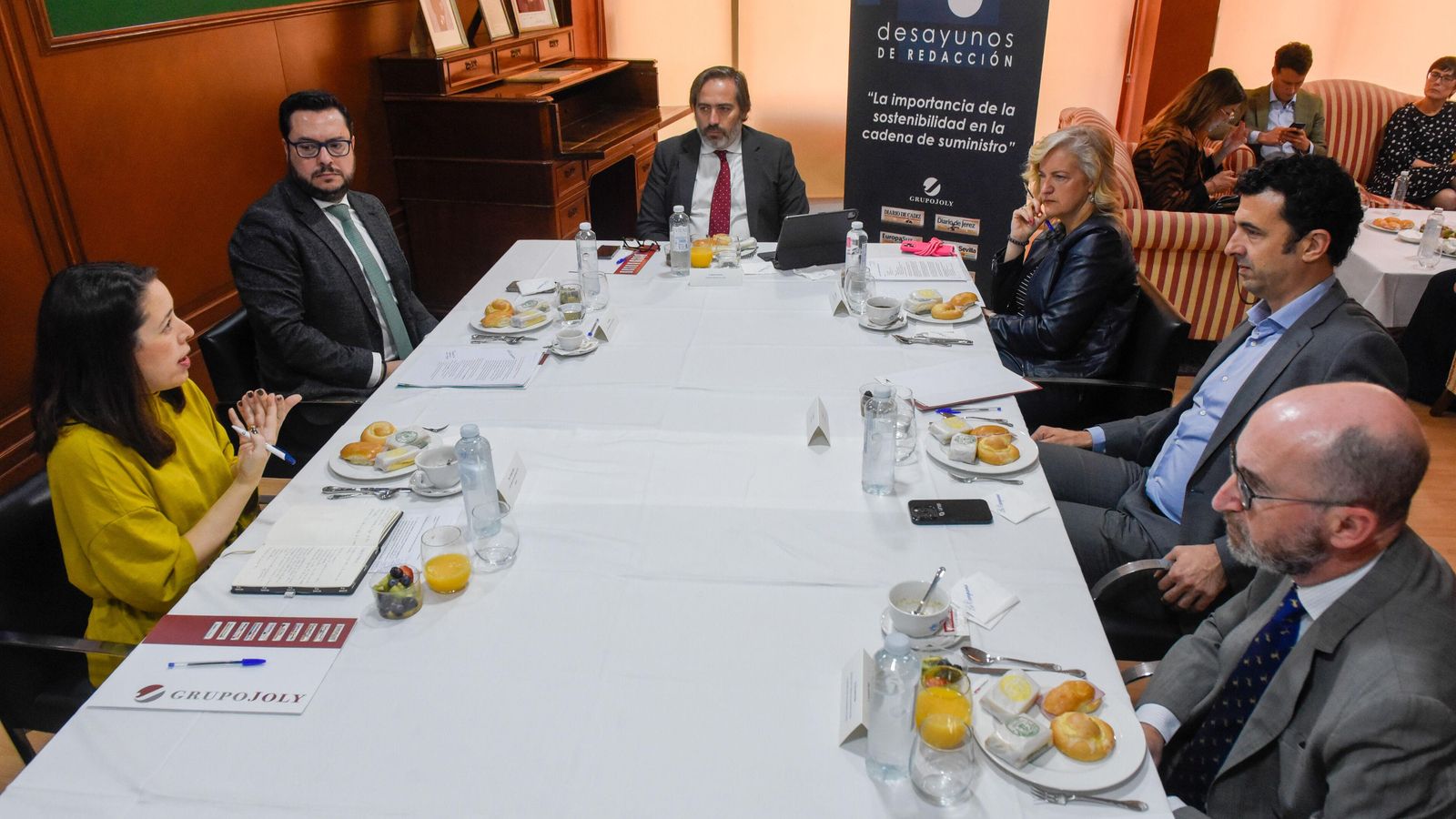 Un momento del desayuno moderado por Alberto Grimaldi y celebrado en la sede de Diario de Sevilla.