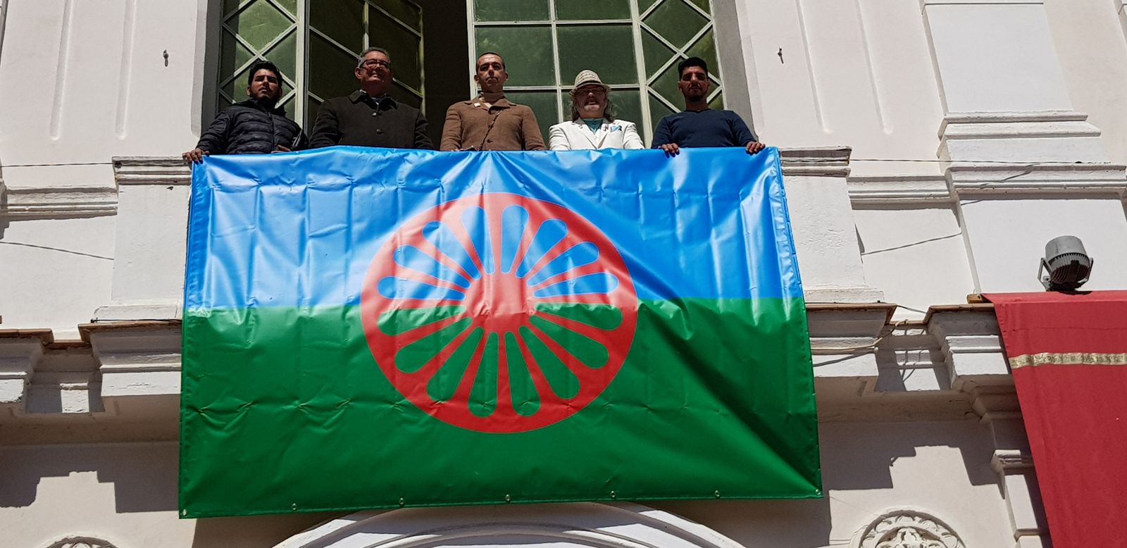 La bandera romaní estará desplegada hasta el viernes en el balcón del Ayuntamiento.