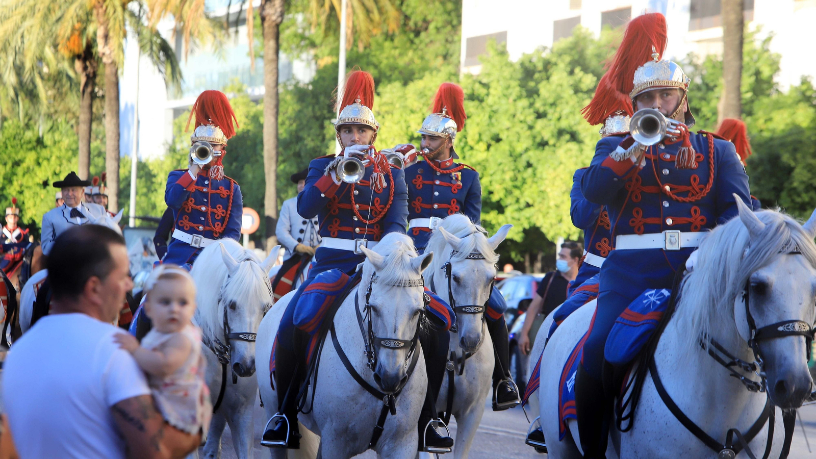 Desfile del Escuadrón de Caballería de la Guardia Real por las calles de Jerez