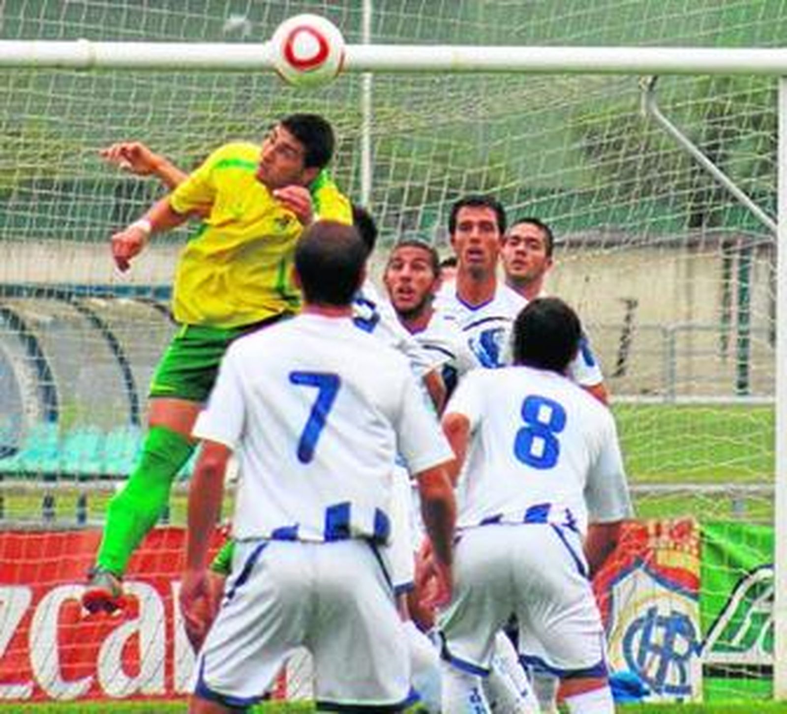 El barreño Juanjo salta rodeado de contrarios cerca de la portería del Recre B.