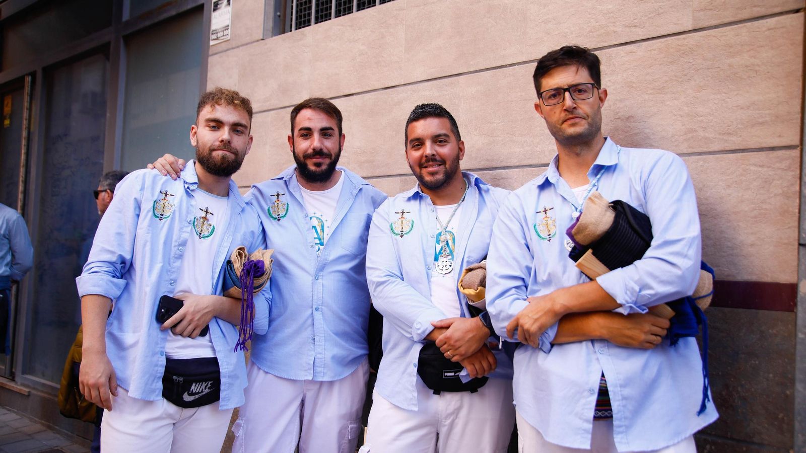 Vea la salida de la Hermandad de Los Ángeles de la Catedral de Almería