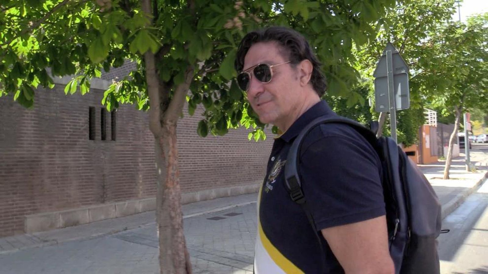 El actor Luis Lorenzo, este lunes, a las puertas del juzgado donde tiene que acudir semanalmente.