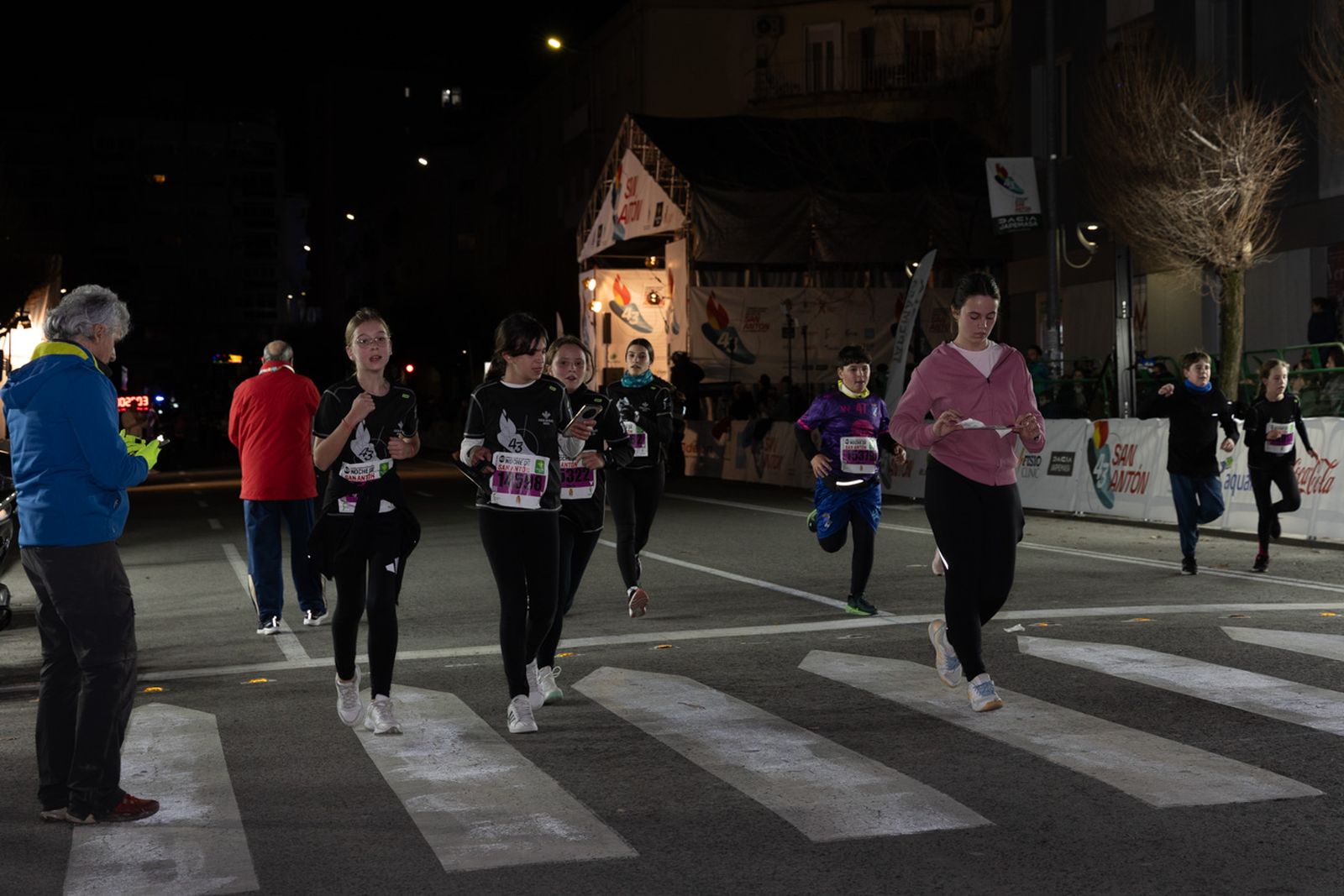 En imágenes: 2.000 atletas brillan con luz propia en la infantil de la Carrera de San Antón 2026