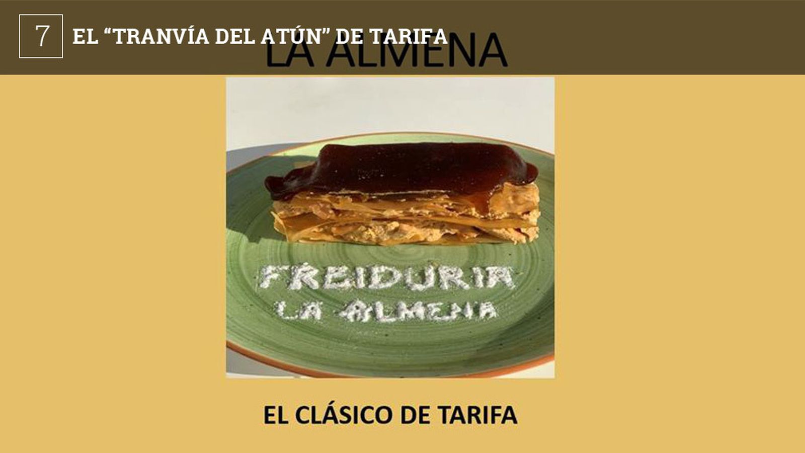 Llevaban tiempo dándole vueltas, buscando una idea original para la Ruta de la Tapa del Atún de Tarifa que tendrá lugar del 24 de mayo al 2 de junio, y al final decidieron hacer una receta que la cocinera Coco Cuéllar tenía en mente hacía varios años: una versión salada del tranvía tarifeño. Se trata de un homenaje, explica el propietario de la freiduría La Almena, David Jesús Pelayo, a un dulce que se puede encontrar en establecimientos como La Tarifeña o Bernal. El tranvía tarifeño es un milhojas que alterna el hojaldre crujiente y la crema, o el tocino de cielo. En la freiduría, Coco Cuéllar y Juan Luis Fernández están elaborando una versión salada y que tiene, lógicamente, al atún como protagonista. Utilizan también el hojaldre, que empapan en licor para darle el toque oscuro. El relleno no es crema pastelera, sino un paté que se parece y que está hecho de atún. Concretamente se ha utilizado la ventresca en esta receta por su mayor cantidad de grasa, y se le han dado unos toques orientales con hierba limón, curry y comino. Por arriba, en vez de chocolate, lleva un glaseado de soja.