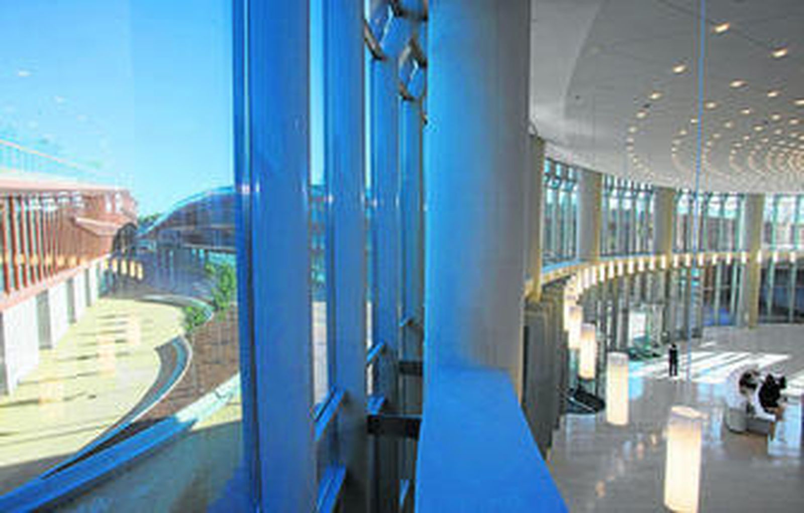 Interior del rascacielos de la Cartuja y, al fondo, los locales comerciales.