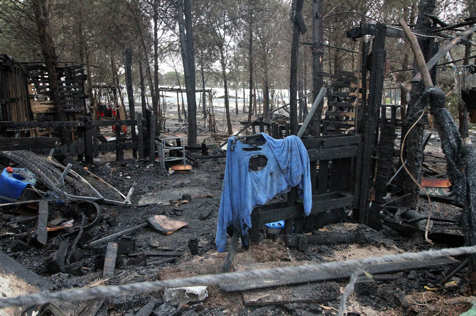 Una de las chabolas incendidas en el asentamiento de Lucena completamente calcinada.