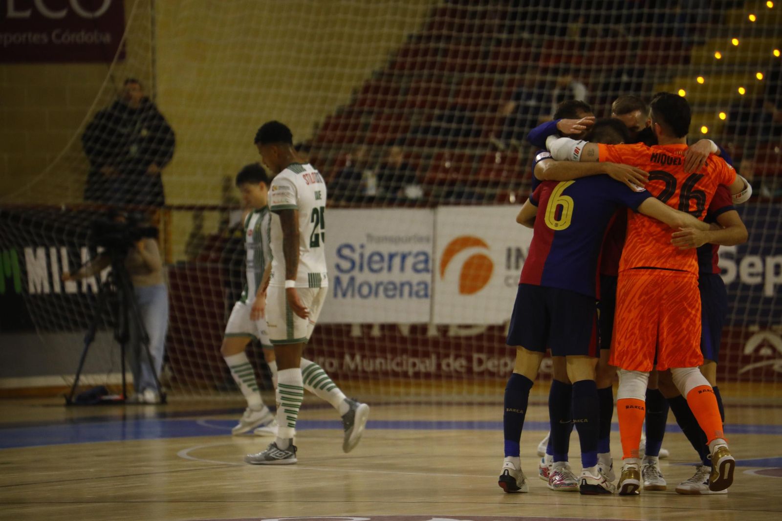 Las mejores fotos del ambiente en Vista Alegre para el Córdoba Futsal - Barça