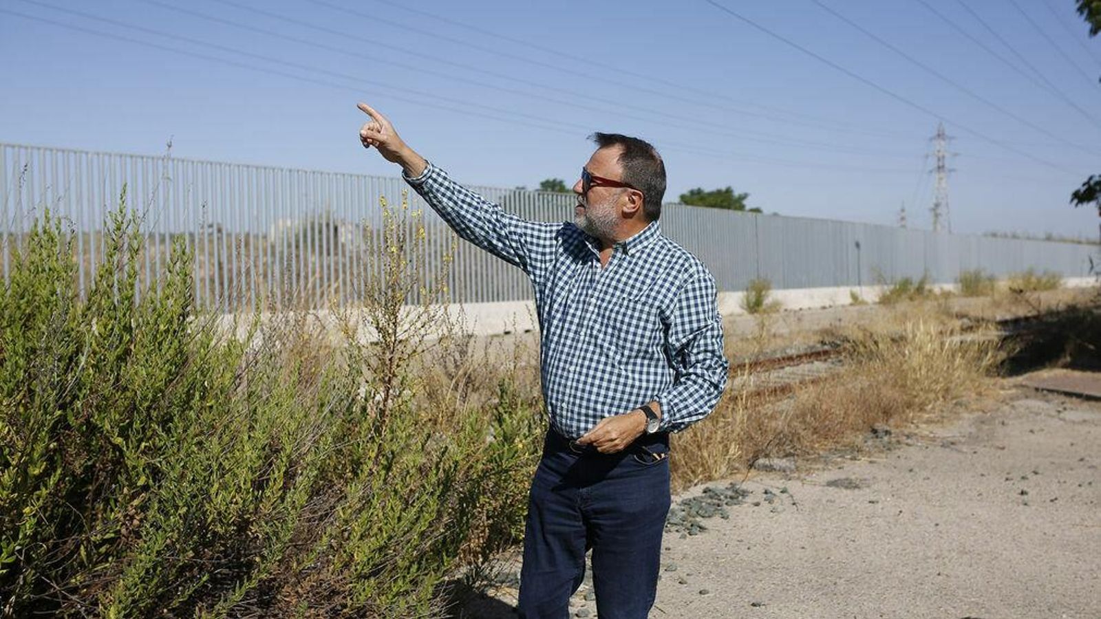 Monteseirín señala los terrenos sin urbanizar que se han puesto hoy en carga, en Torrecuéllar.