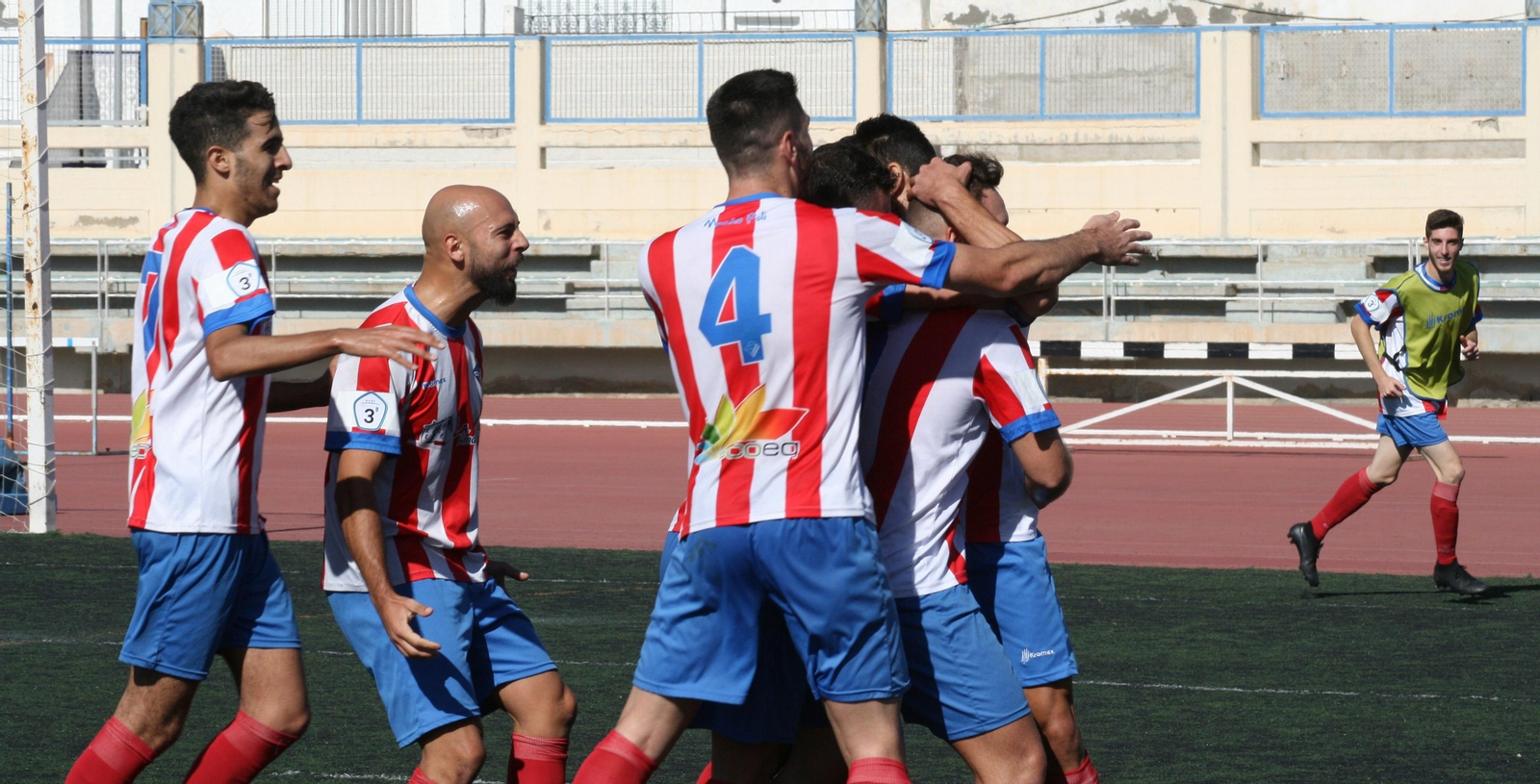 Jugadores rojiblancos celebrando un gol en el Emilio Campra.