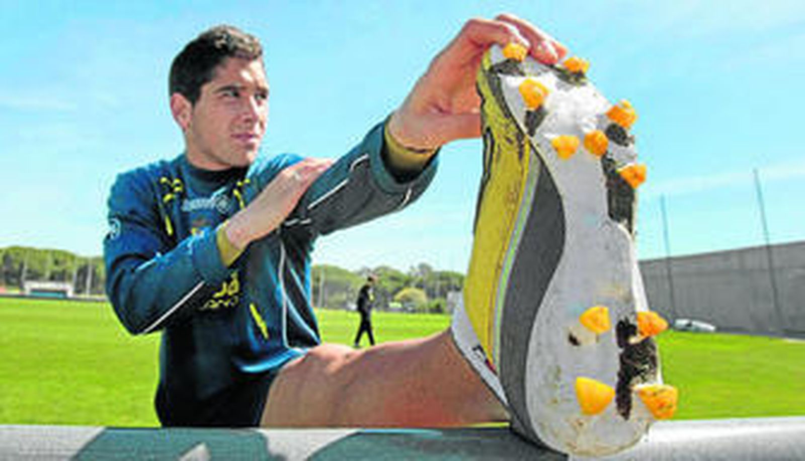Dieguito hace estiramientos durante un entrenamiento en la Ciudad Deportiva de El Rosal.