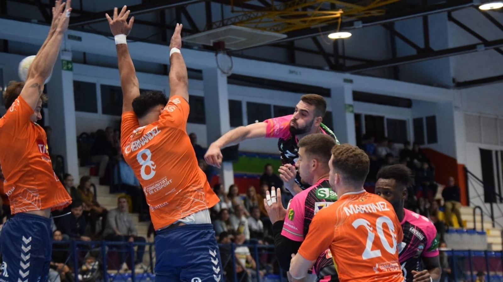 Boskos lanza ante la oposición de dos jugadores del Benidorm. Boskos lanza ante la oposición de dos jugadores del Benidorm.
