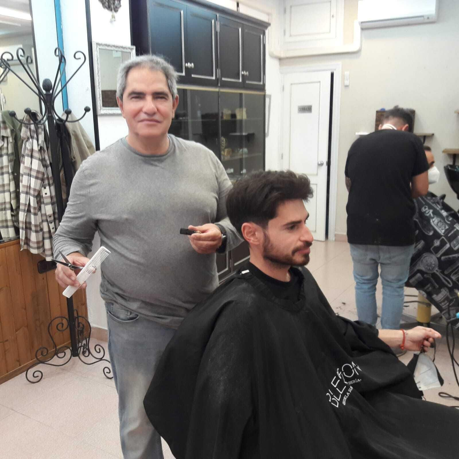 Rafael Torres Caravaca rrememora viejos tiempos con la tijera, el peine... y el silbato en sus manos