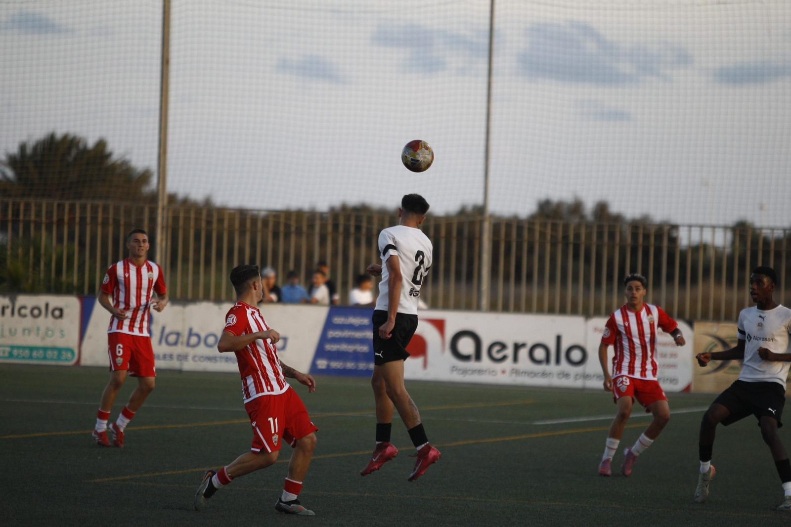 El cañaero Fran Fernández golpea de cabeza un balón durante un encuentro en casa de la presente temporada.