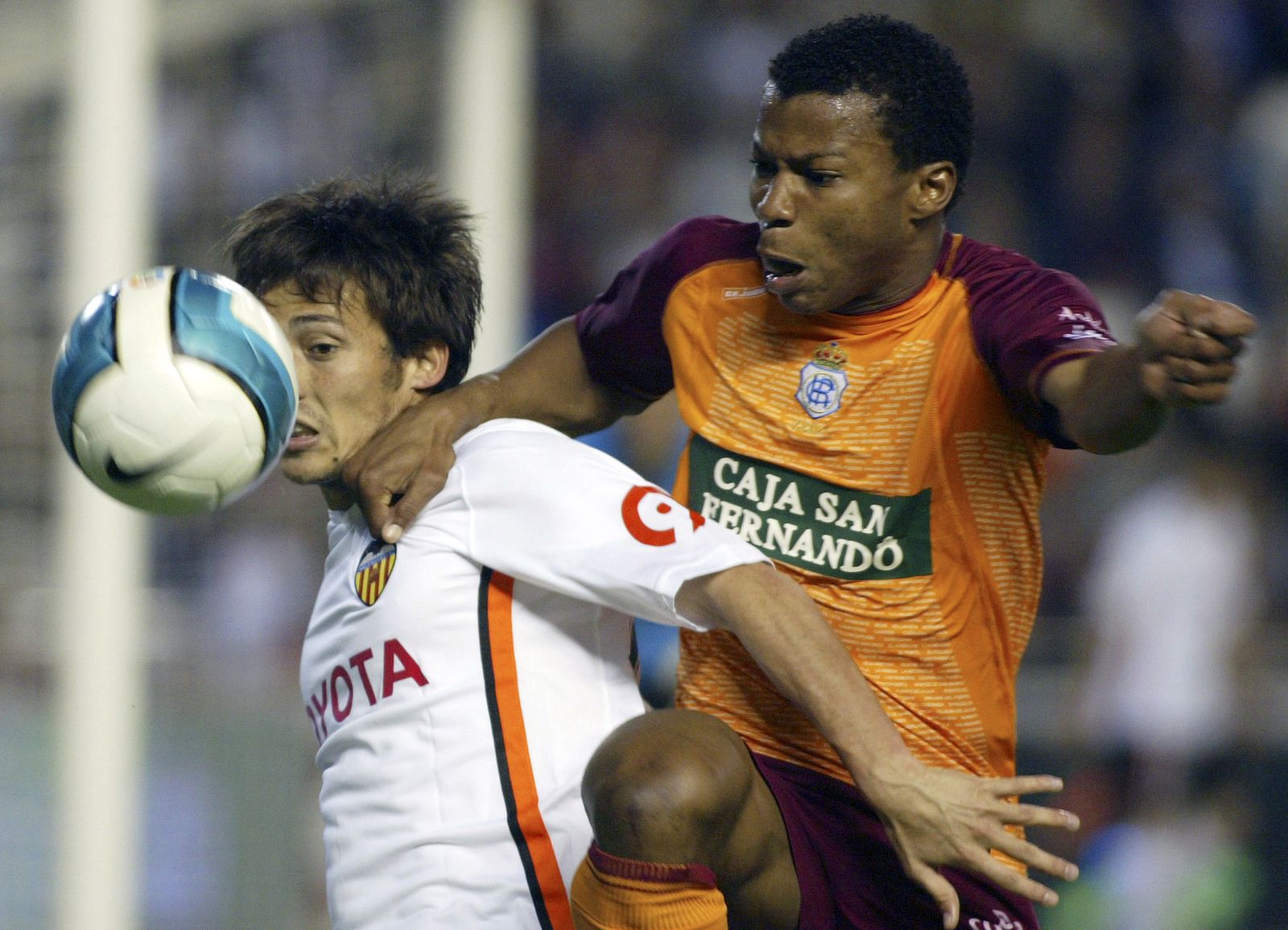 Ikechukwu Uche pugna un balón con David Silva en un partido del Recreativo de Huelva contra el Valencia en el Estadio de Mestalla / REUTERS