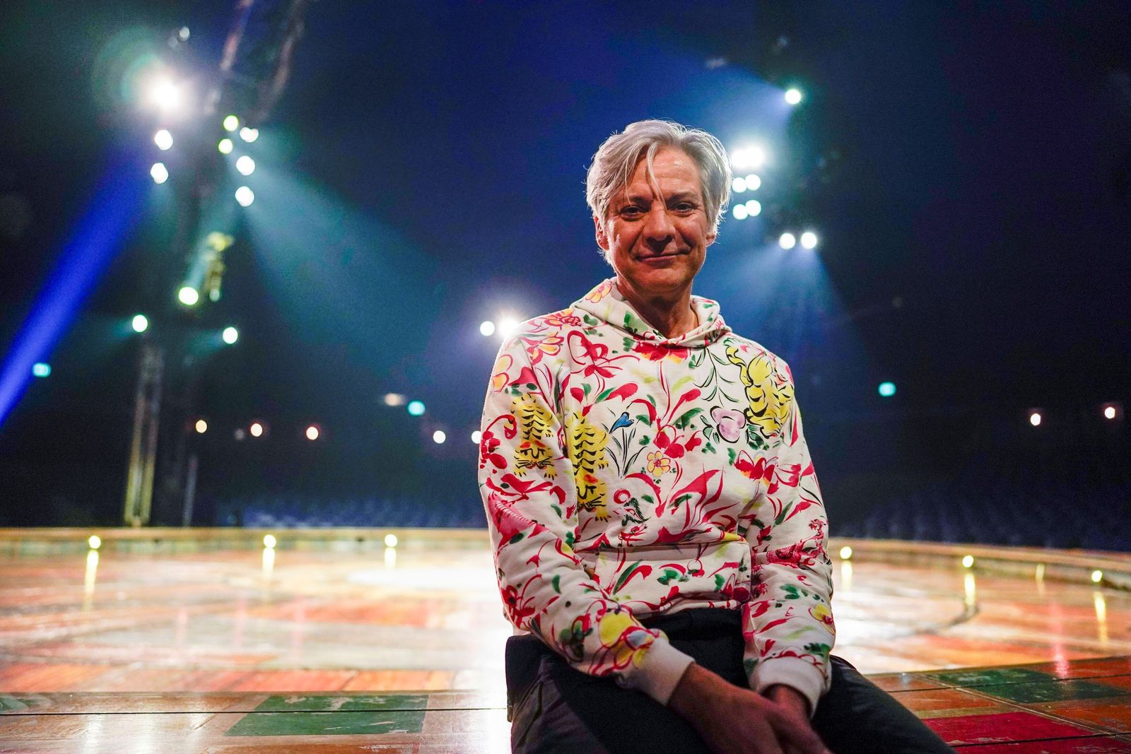 El acto David García Coll, con el escenario del Circo del Sol al fondo.