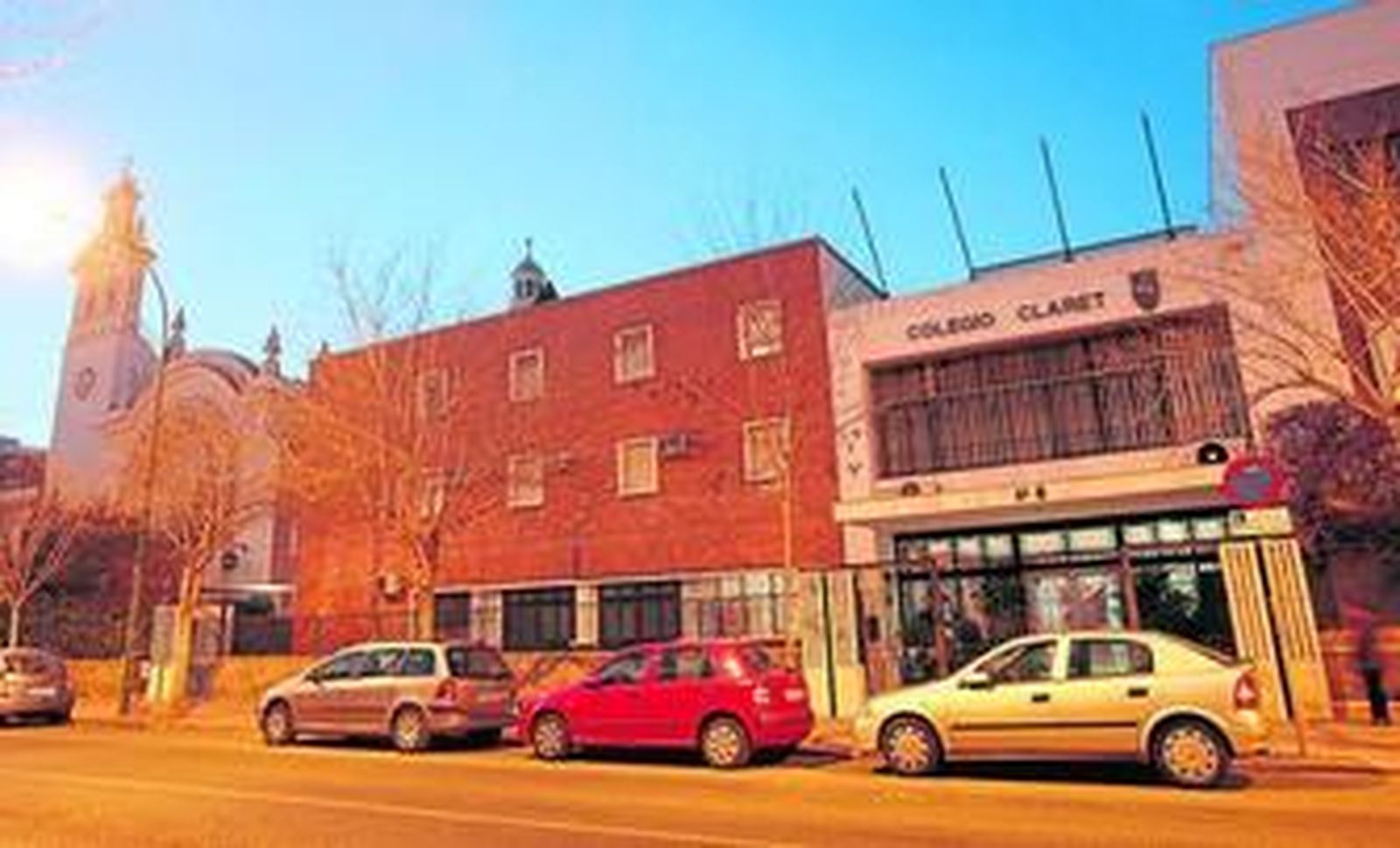 El colegio Claret, en el que cursan estudios dos de los detenidos y las víctimas, ayer por la tarde.