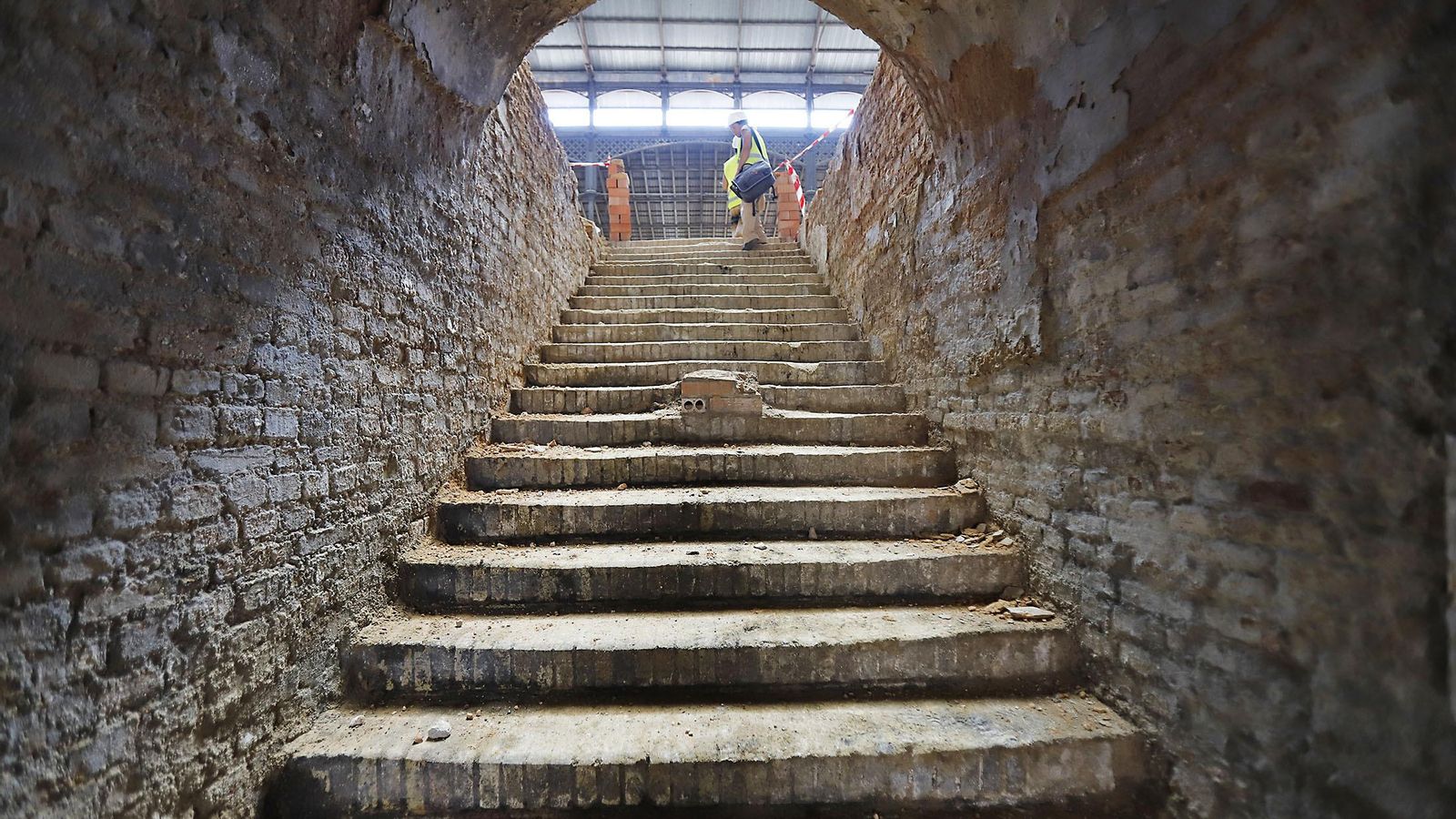 Escaleras que conducen al sótano del edificio. Escaleras que conducen al sótano del edificio.