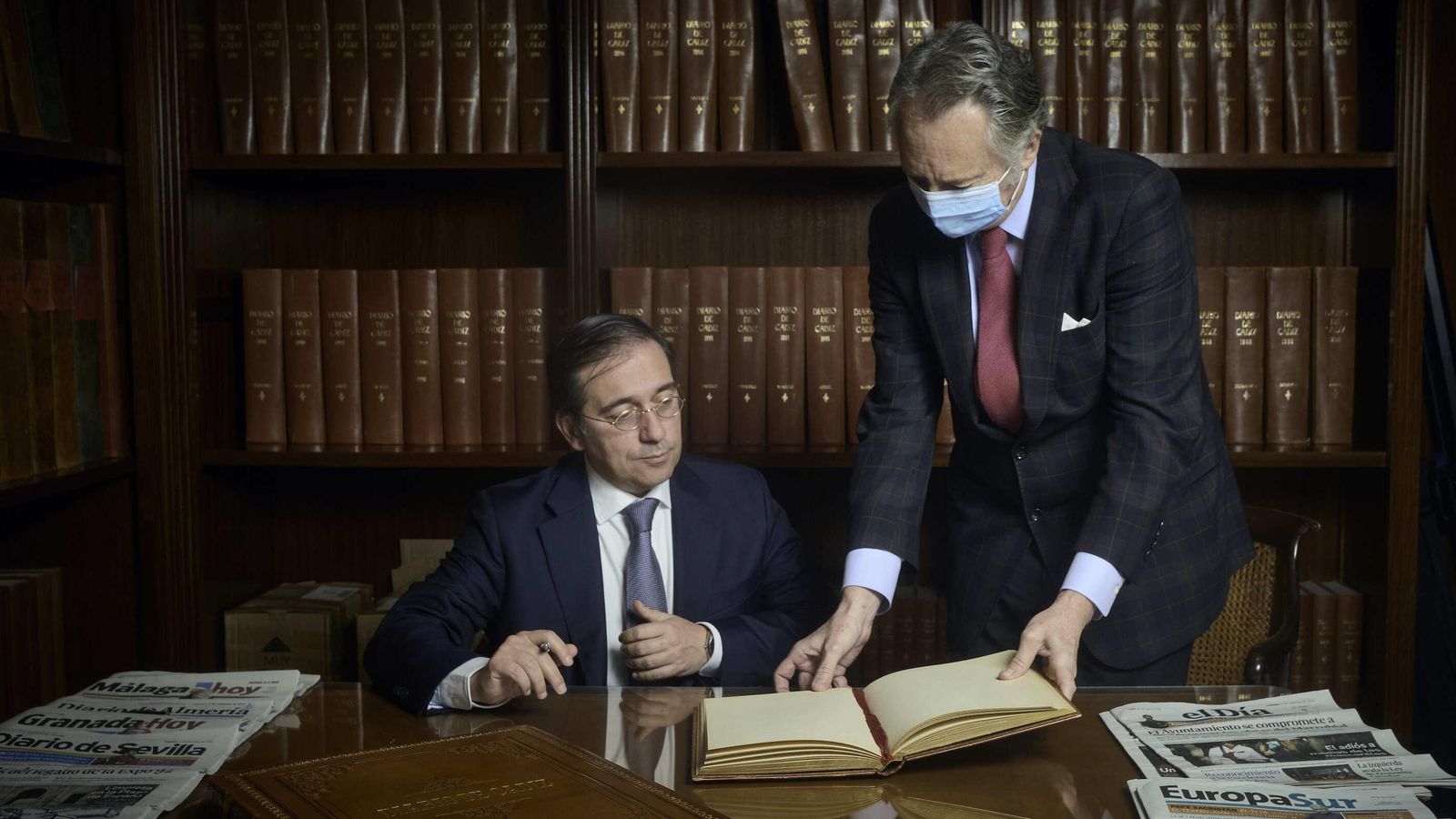 José Manuel Albares, junto a José Joly, presidente del Grupo Joly, ante el libro de firmas de 'Diario de Cádiz'. José Manuel Albares, junto a José Joly, presidente del Grupo Joly, ante el libro de firmas de 'Diario de Cádiz'.