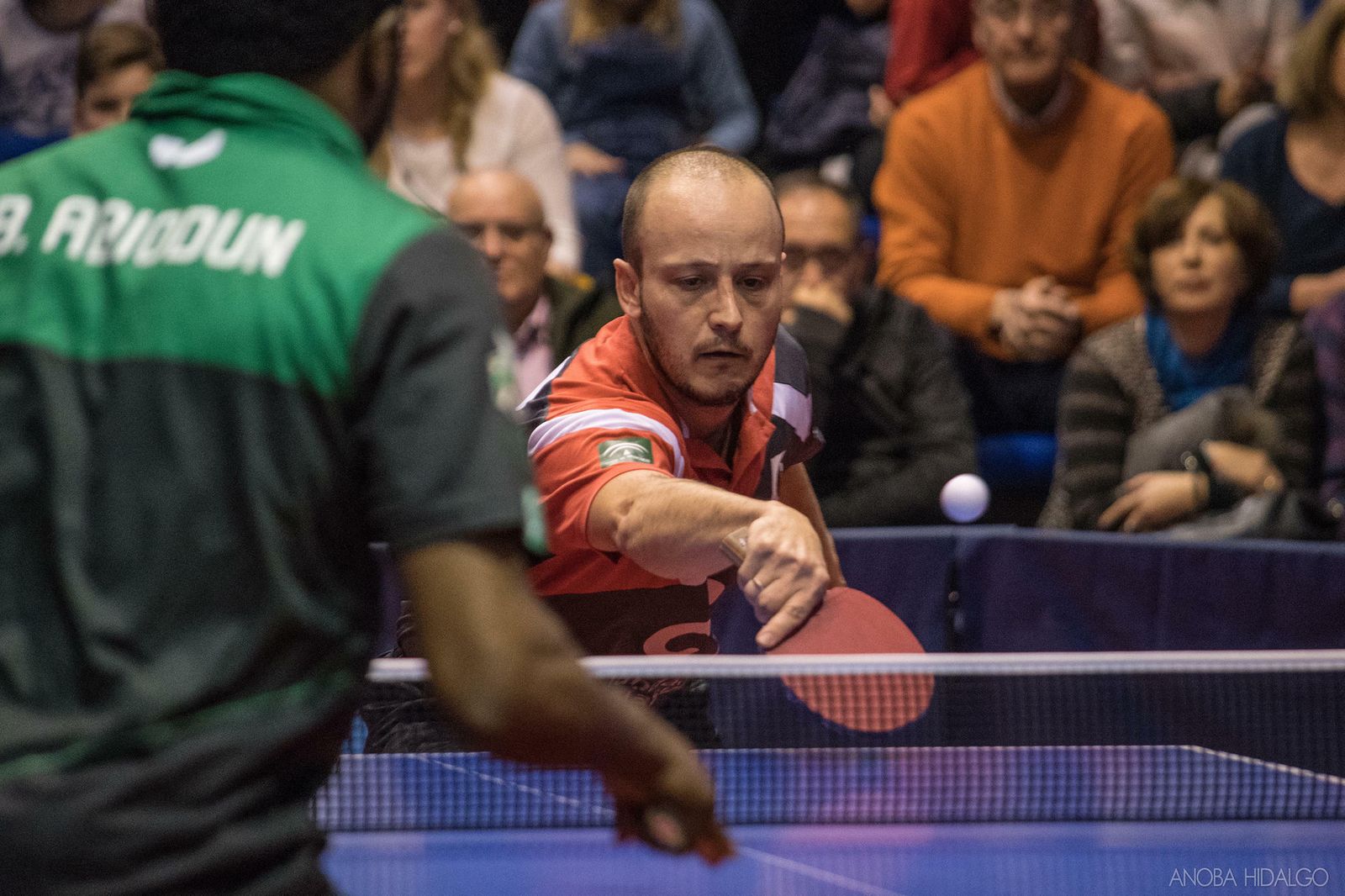 Carlos Machado devuelve una bola de revés durante un partido de la actual temporada.