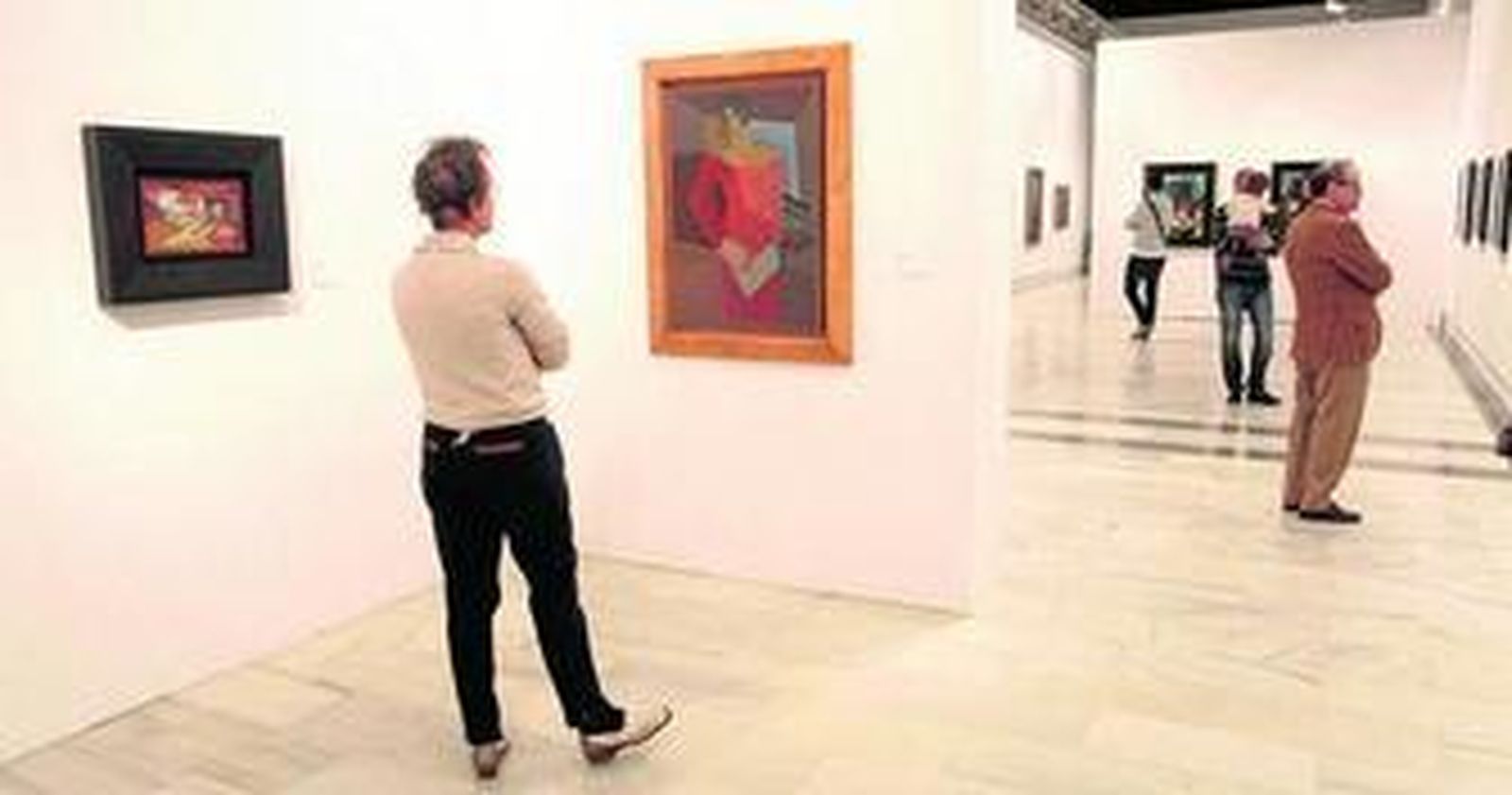 Un espectador, en primer término, observa 'La Chanteuse', uno de los cuadros más destacados de Juan Gris.