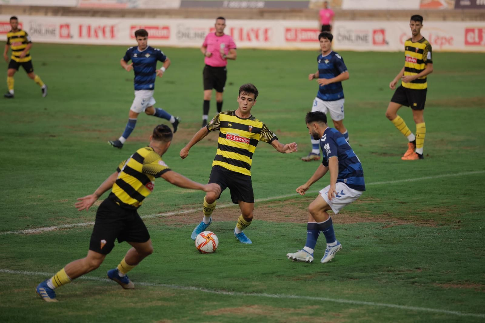 El San Roque de Lepe en una jugada de ataque ante el filial bético.