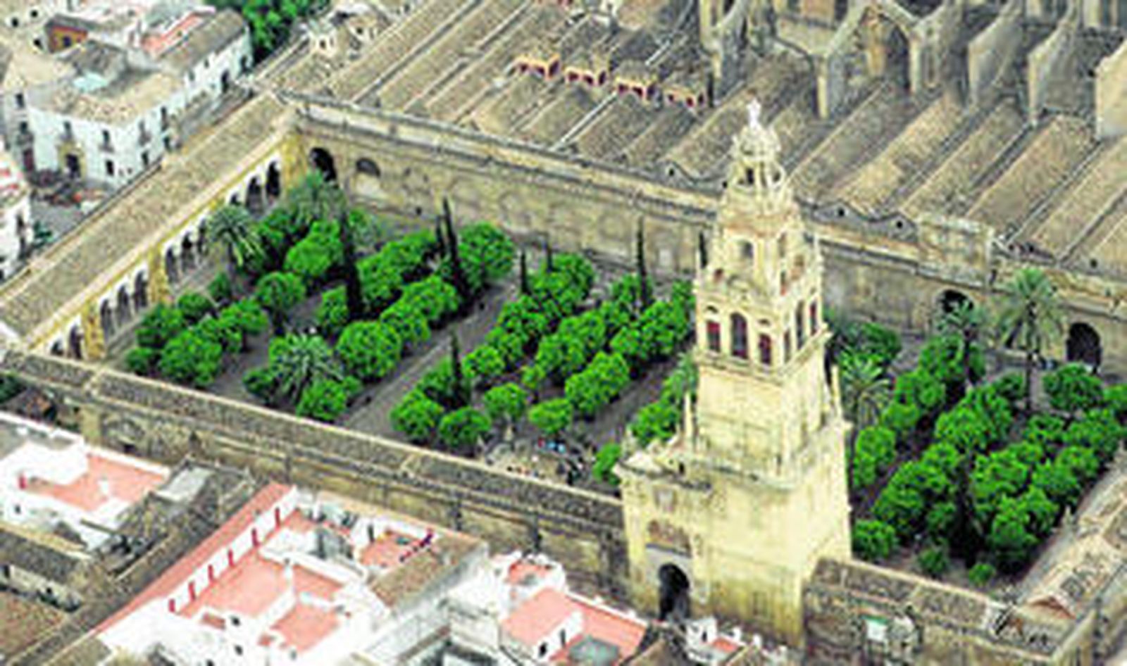 Imagen aérea del patio de los naranjos de la Mezquita-Catedral.